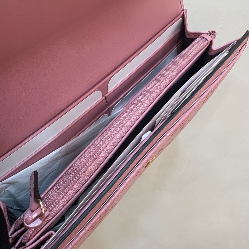 Gucci 粉色壓紋牛皮扣式長夾 全新-6