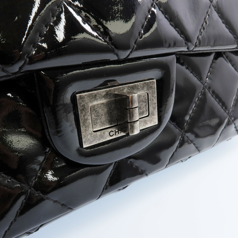 CHANEL 漆皮皮革2.55 Jumbo銀扣鏈帶肩背袋-10