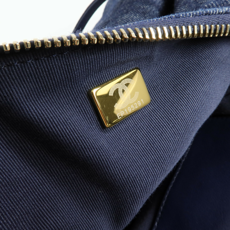 CHANEL 牛仔布Hobo金扣鏈帶肩背袋-6