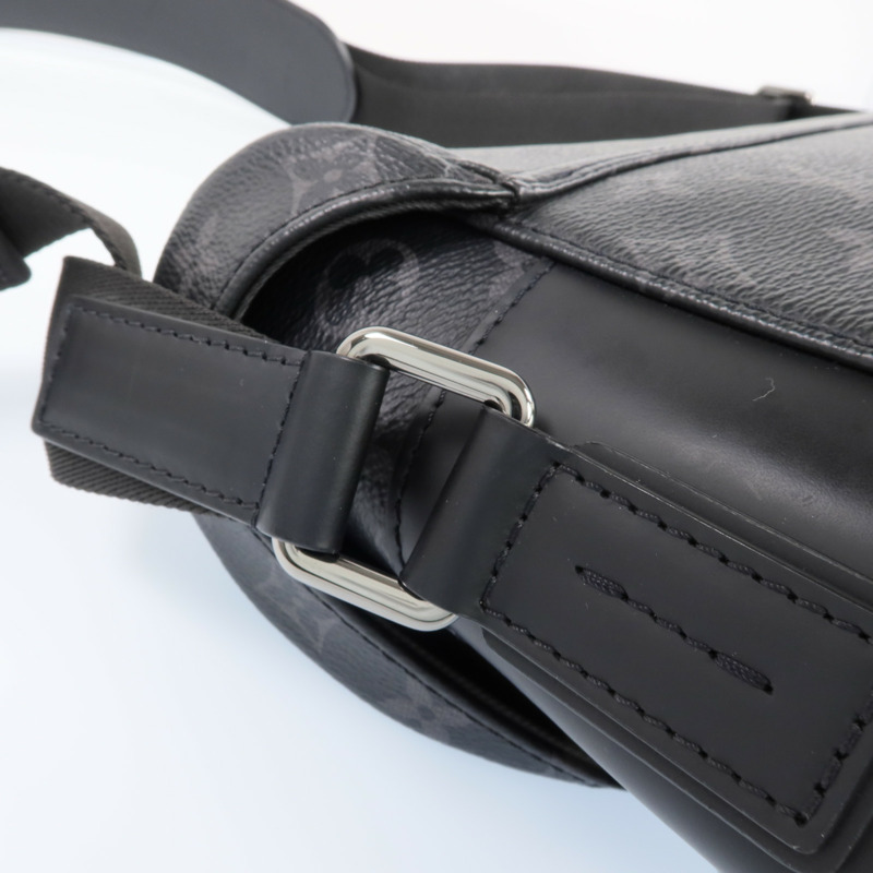 LOUIS VUITTON Monogram Eclipse Messenger PM Voyager銀扣肩背袋-13