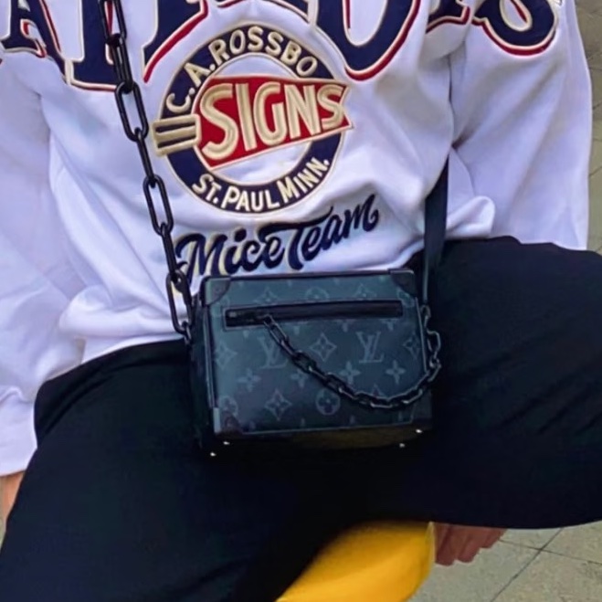 帥潮必備😎99新🆕Lv路易威登黑武士Mini Soft Trunk軟盒子包單肩斜挎包-1