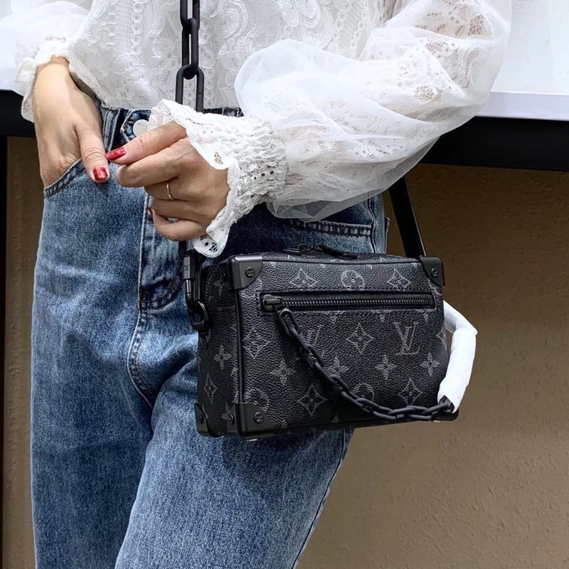 帥潮必備😎99新🆕Lv路易威登黑武士Mini Soft Trunk軟盒子包單肩斜挎包-3