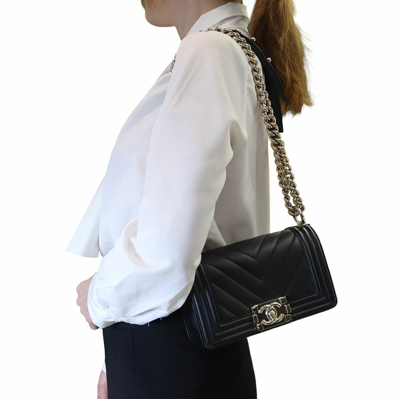 【包稅】CHANEL Chevron Boy Flap 金色小號斜背包-8