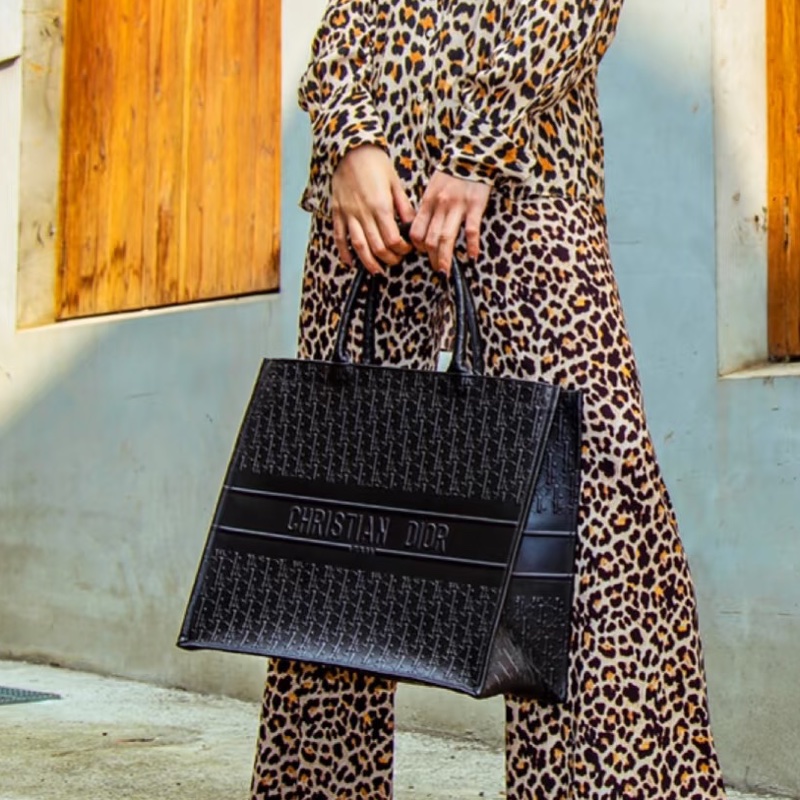 低調高級感🗝️專櫃13w+😍Dior迪奧黑色全皮浮雕立體壓紋托特包手提肩背包-0