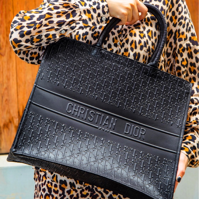 低調高級感🗝️專櫃13w+😍Dior迪奧黑色全皮浮雕立體壓紋托特包手提肩背包-1