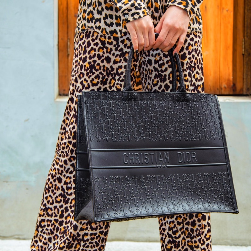 低調高級感🗝️專櫃13w+😍Dior迪奧黑色全皮浮雕立體壓紋托特包手提肩背包-2