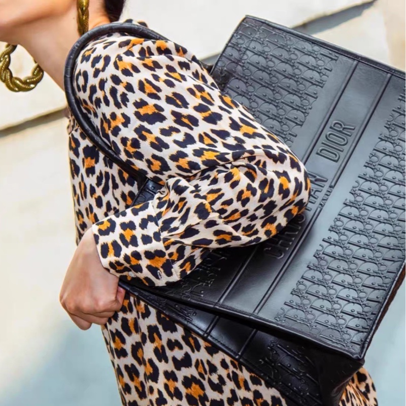 低調高級感🗝️專櫃13w+😍Dior迪奧黑色全皮浮雕立體壓紋托特包手提肩背包-3