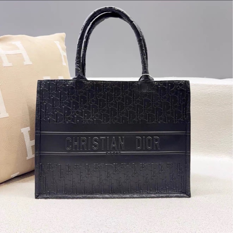 低調高級感🗝️專櫃13w+😍Dior迪奧黑色全皮浮雕立體壓紋托特包手提肩背包-4