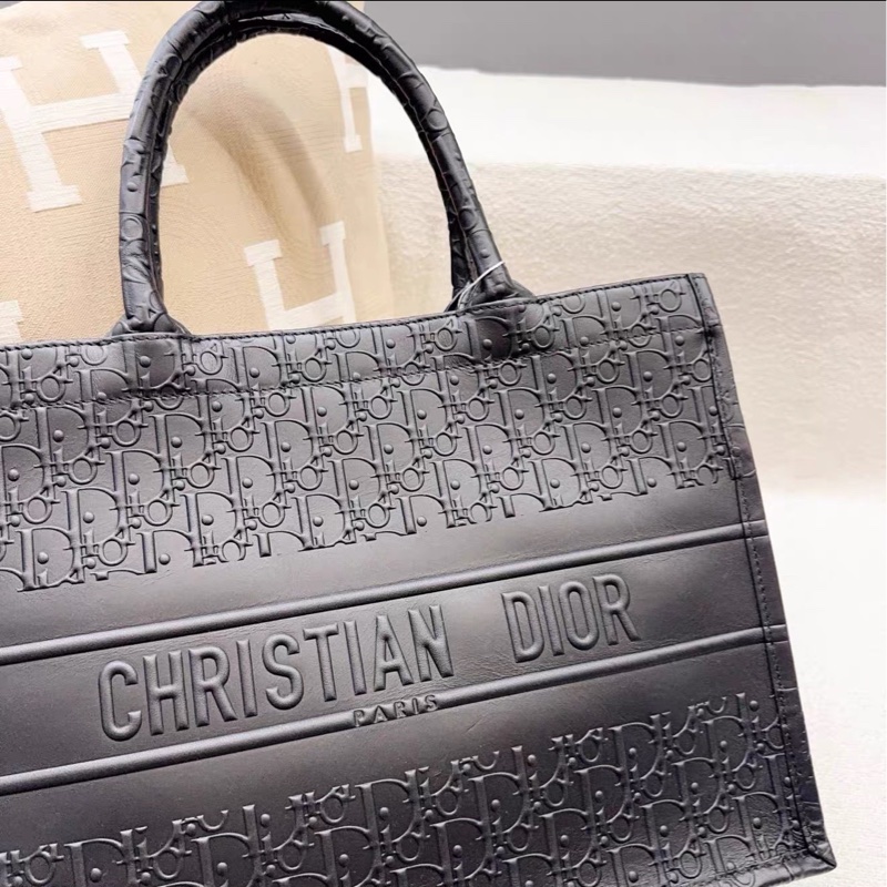 低調高級感🗝️專櫃13w+😍Dior迪奧黑色全皮浮雕立體壓紋托特包手提肩背包-6