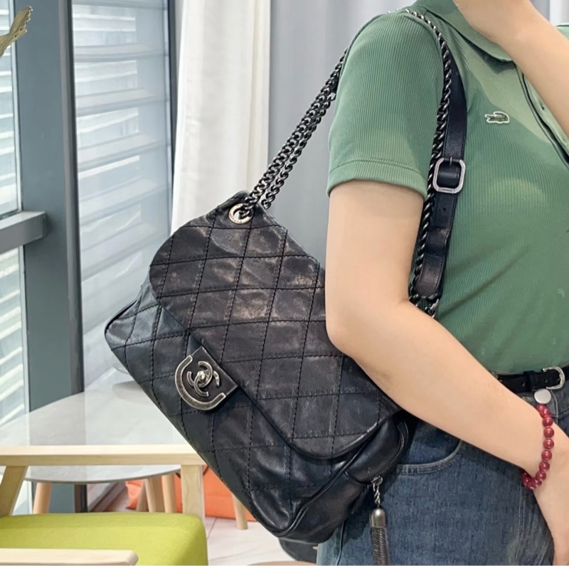 Chanel 愛丁堡系列斜挎包 黑銀 流蘇機場包 經典菱格紋+做舊金屬雙C扣 復古風小牛皮材質 年份:19開 成色:輕微使用痕跡 附件:身份卡 尺寸約32x22x9cm-0
