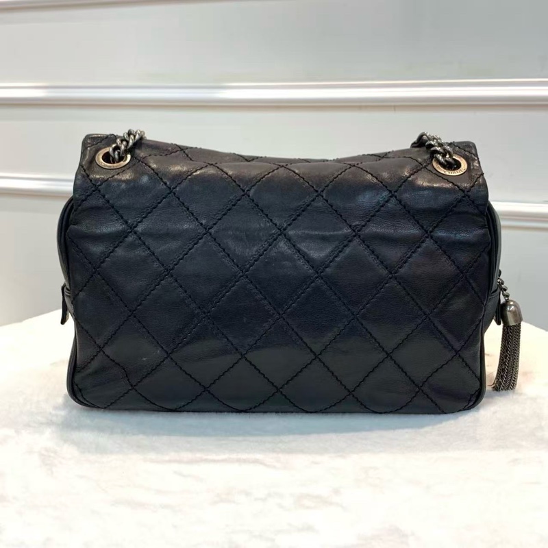 Chanel 愛丁堡系列斜挎包 黑銀 流蘇機場包 經典菱格紋+做舊金屬雙C扣 復古風小牛皮材質 年份:19開 成色:輕微使用痕跡 附件:身份卡 尺寸約32x22x9cm-2