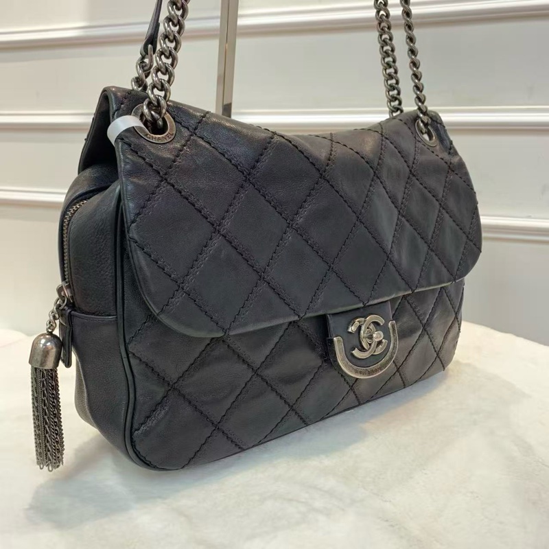 Chanel 愛丁堡系列斜挎包 黑銀 流蘇機場包 經典菱格紋+做舊金屬雙C扣 復古風小牛皮材質 年份:19開 成色:輕微使用痕跡 附件:身份卡 尺寸約32x22x9cm-9