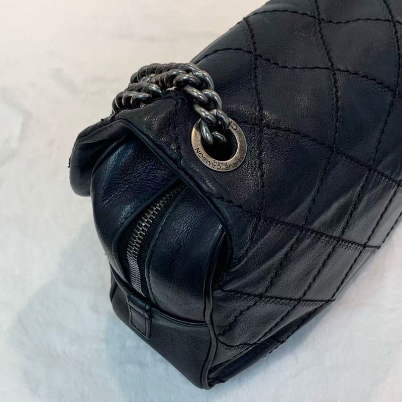 Chanel 愛丁堡系列斜挎包 黑銀 流蘇機場包 經典菱格紋+做舊金屬雙C扣 復古風小牛皮材質 年份:19開 成色:輕微使用痕跡 附件:身份卡 尺寸約32x22x9cm-12