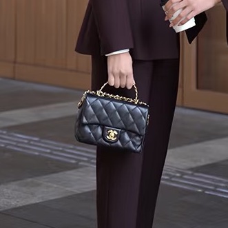 絕美氣質天花板🤩超低價99新🆕Chanel黑金菱格紋手柄cf方胖子單肩斜挎手提包-1