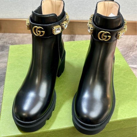 閒置新，未使用Gucci 古馳 marmont 爆款全皮馬丁靴 短靴 一圈大水鑽 方跟不累 復古百搭 修飾腿型 女款 黑色 超值  尺碼：35碼 附件：塵袋。