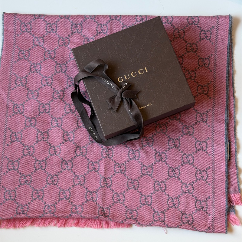 914intheair精品代購『二手閒置』古馳Gucci提花GG logo粉灰色雙面圍巾-3
