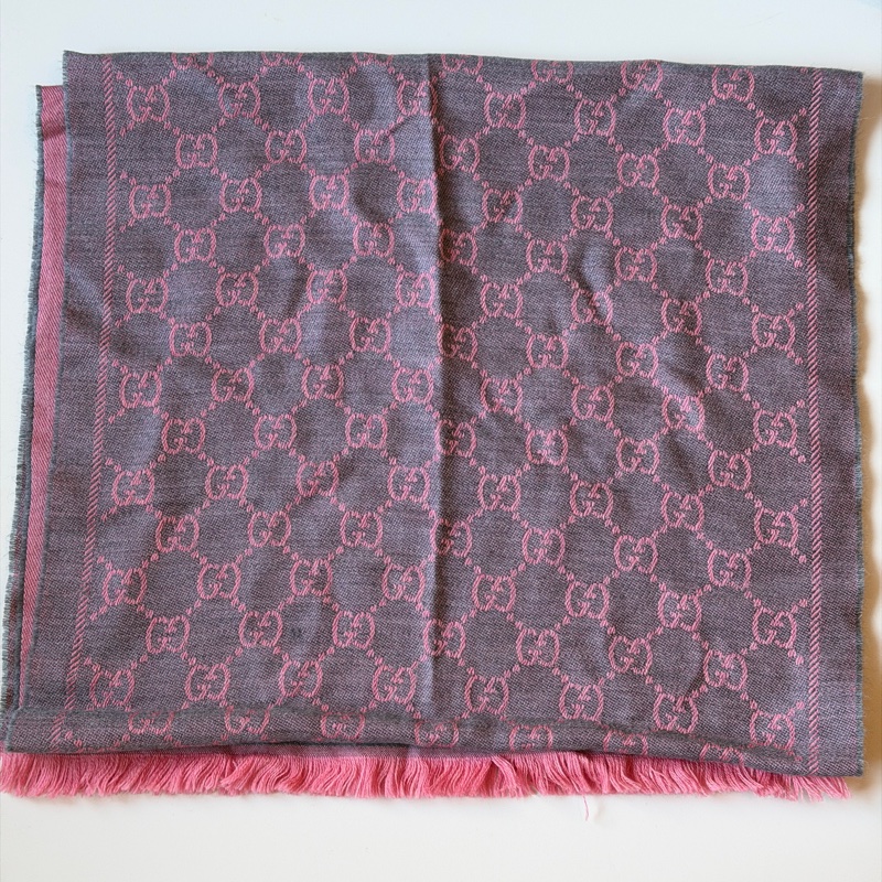 914intheair精品代購『二手閒置』古馳Gucci提花GG logo粉灰色雙面圍巾-11