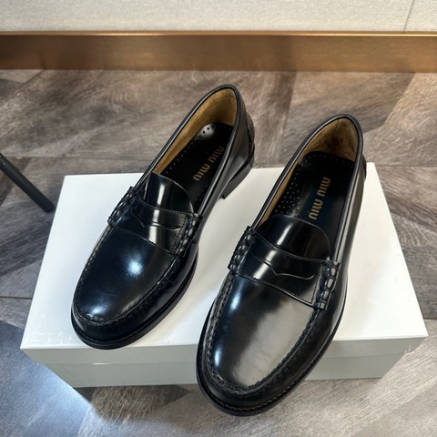 99新未使用Miumiu 繆繆 新款拋光小牛皮 40.5码 樂福鞋 皮鞋 型男商務休閒必備 百搭大氣 男款 黑色 超值一