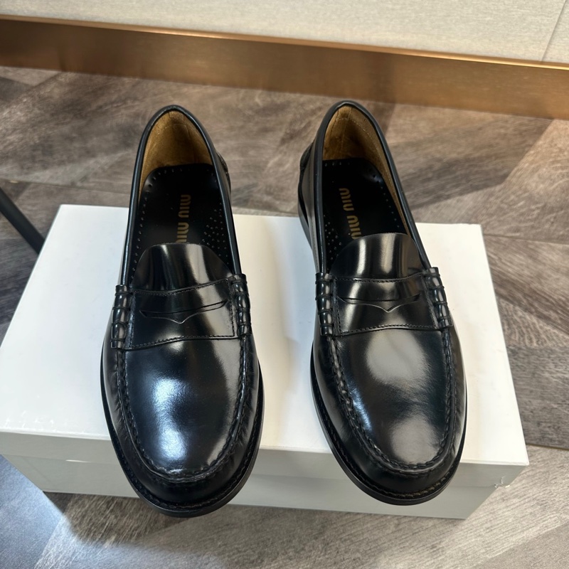 99新未使用Miumiu 繆繆 新款拋光小牛皮 40.5码 樂福鞋 皮鞋 型男商務休閒必備 百搭大氣 男款 黑色 超值一-1