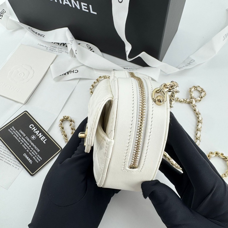 Chanel 2022 Lambskin Leather Quilted White Mini Heart Clutch Bag with Champagne-gold toned Hardware-3
