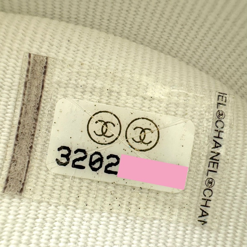 Chanel 2022 Lambskin Leather Quilted White Mini Heart Clutch Bag with Champagne-gold toned Hardware-10