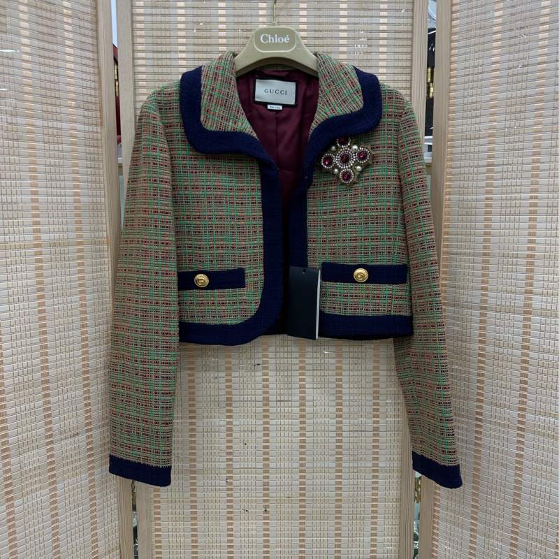 GUCCI古馳羊毛混紡短款外套，40碼 經典格紋拼色設計，袖口和領口深藍色拼接，胸前珍珠裝飾，細節精緻-0