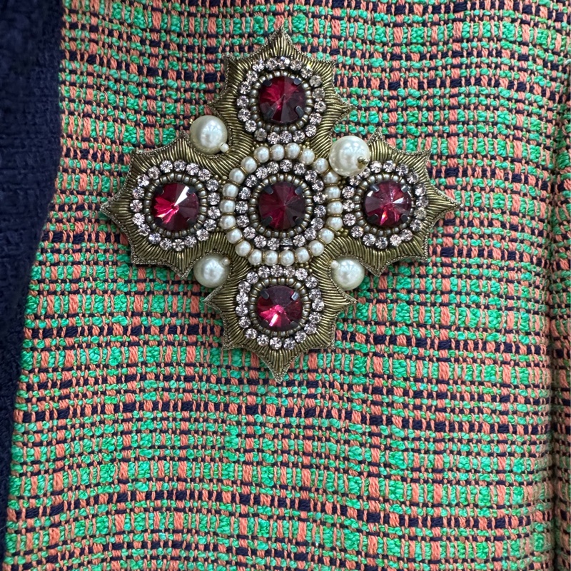 GUCCI古馳羊毛混紡短款外套，40碼 經典格紋拼色設計，袖口和領口深藍色拼接，胸前珍珠裝飾，細節精緻-2