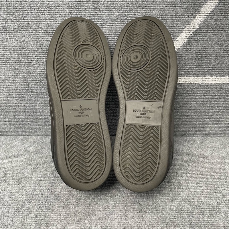 98新LV 黑色皮面老花板鞋42碼無附件一-4