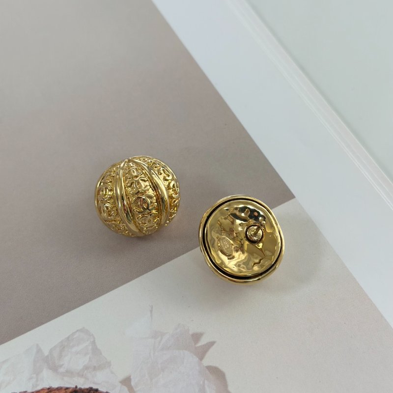 CHANEL 25A浮雕雙C小南瓜耳環-5