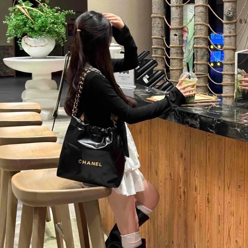 CHANEL黑金22bag小號肩背包30*29*8芯片款 全新閒置配件塵袋-0