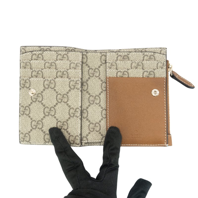 Gucci GG Emblem 光面皮革對折短夾(826718-米/棕)-4