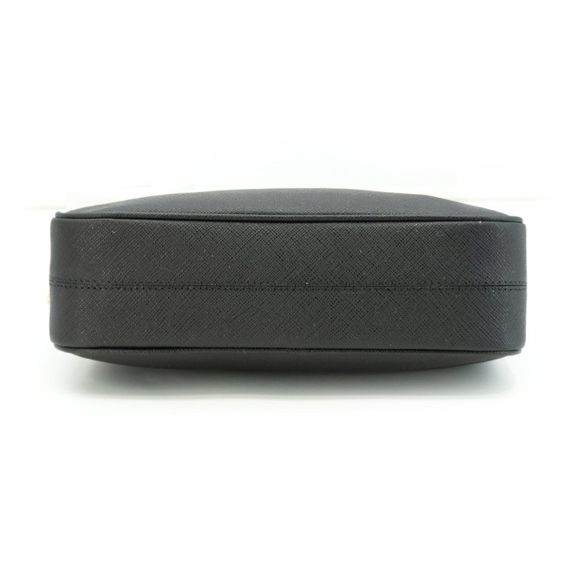 Prada Re-Edition Saffiano 金三角logo防刮皮革鍊帶hobo肩背包(1BC204-黑)-4