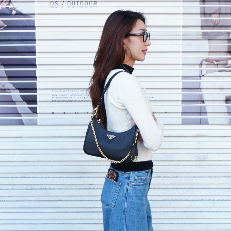 Prada Re-Edition Saffiano 金三角logo防刮皮革鍊帶hobo肩背包(1BC204-黑)-0