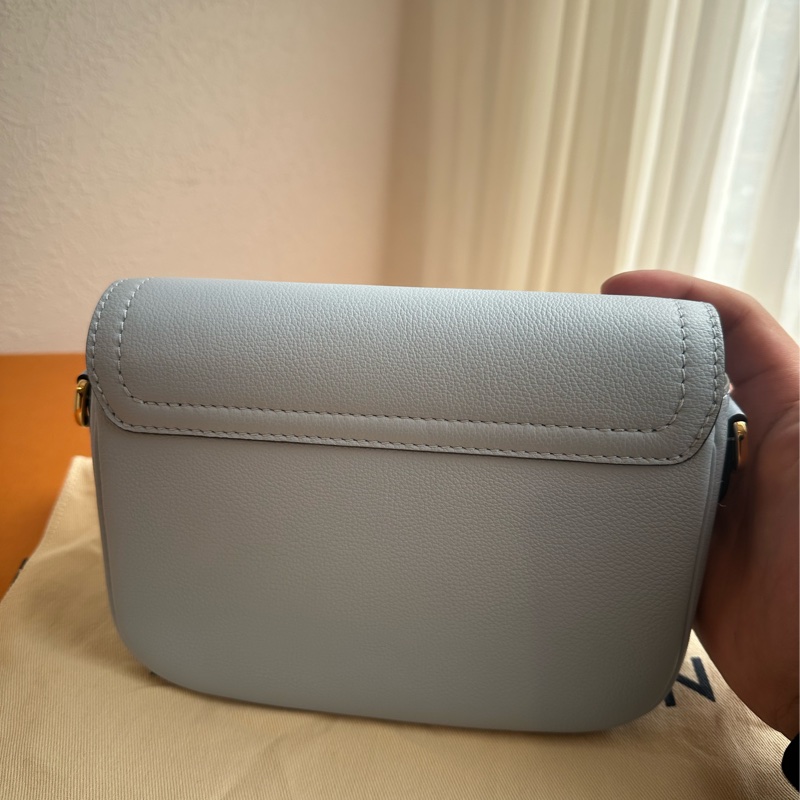 LV淺藍/白皮革雙層斜背包 超級好看的💕-4