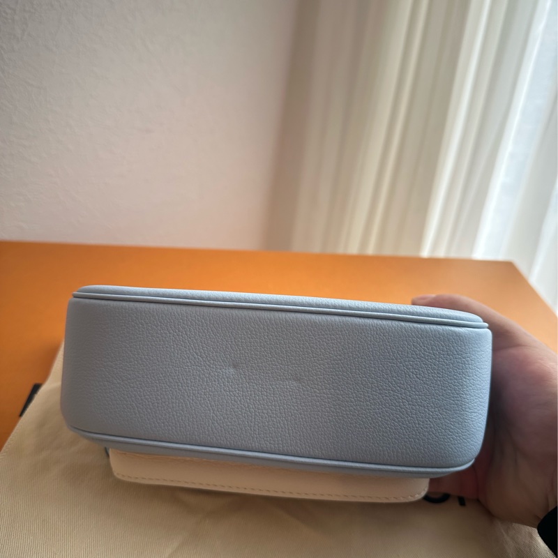 LV淺藍/白皮革雙層斜背包 超級好看的💕-5