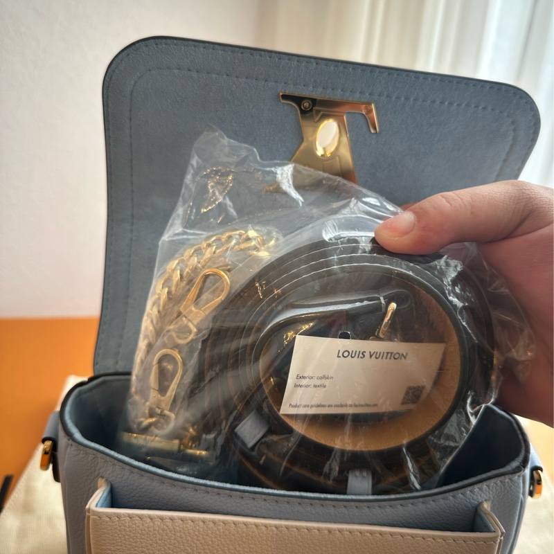 LV淺藍/白皮革雙層斜背包 超級好看的💕-8