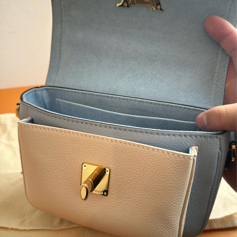 LV淺藍/白皮革雙層斜背包 超級好看的💕-9