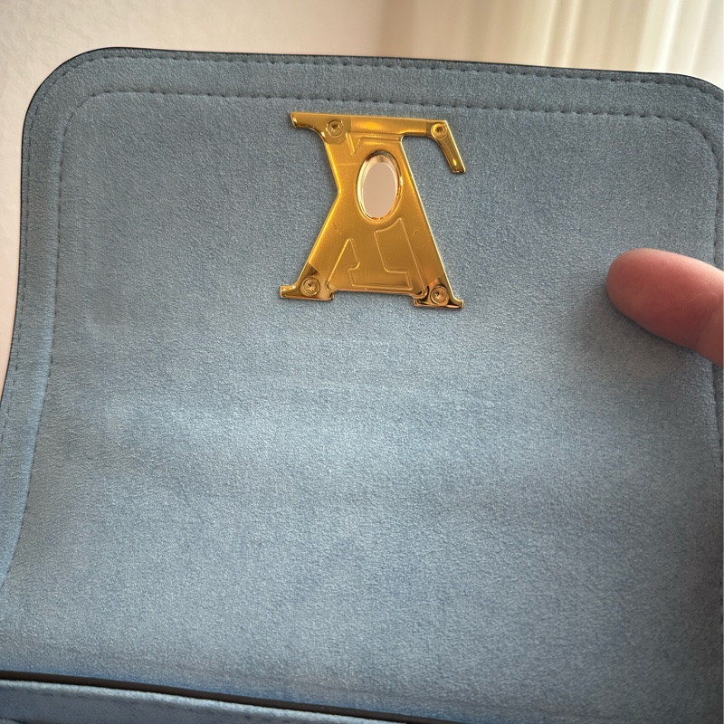 LV淺藍/白皮革雙層斜背包 超級好看的💕-10