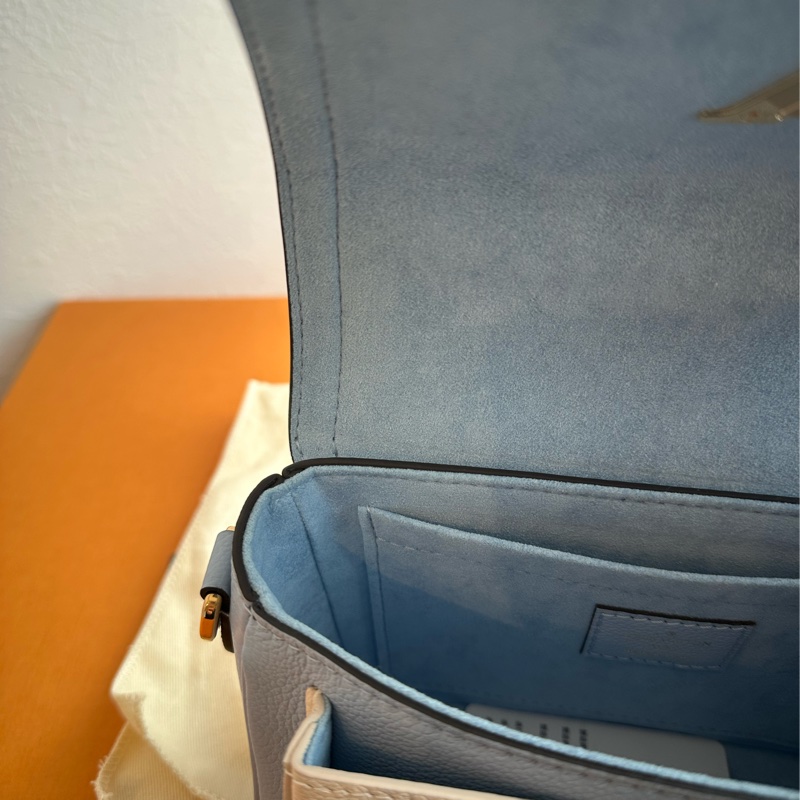 LV淺藍/白皮革雙層斜背包 超級好看的💕-12