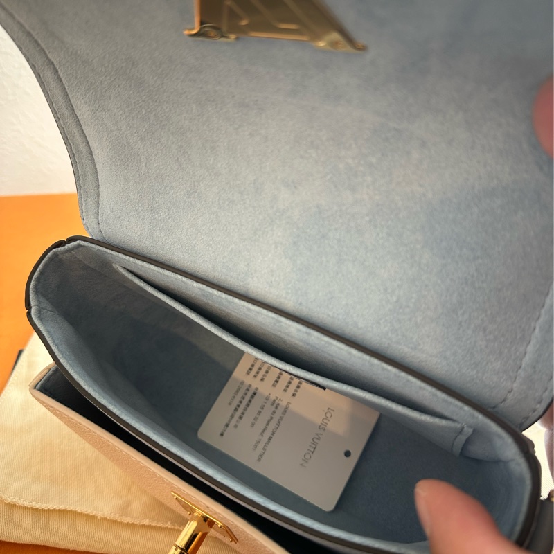 LV淺藍/白皮革雙層斜背包 超級好看的💕-14