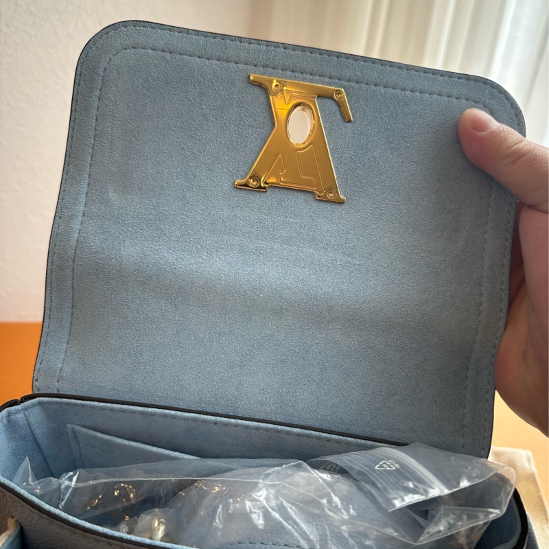 LV淺藍/白皮革雙層斜背包 超級好看的💕-17