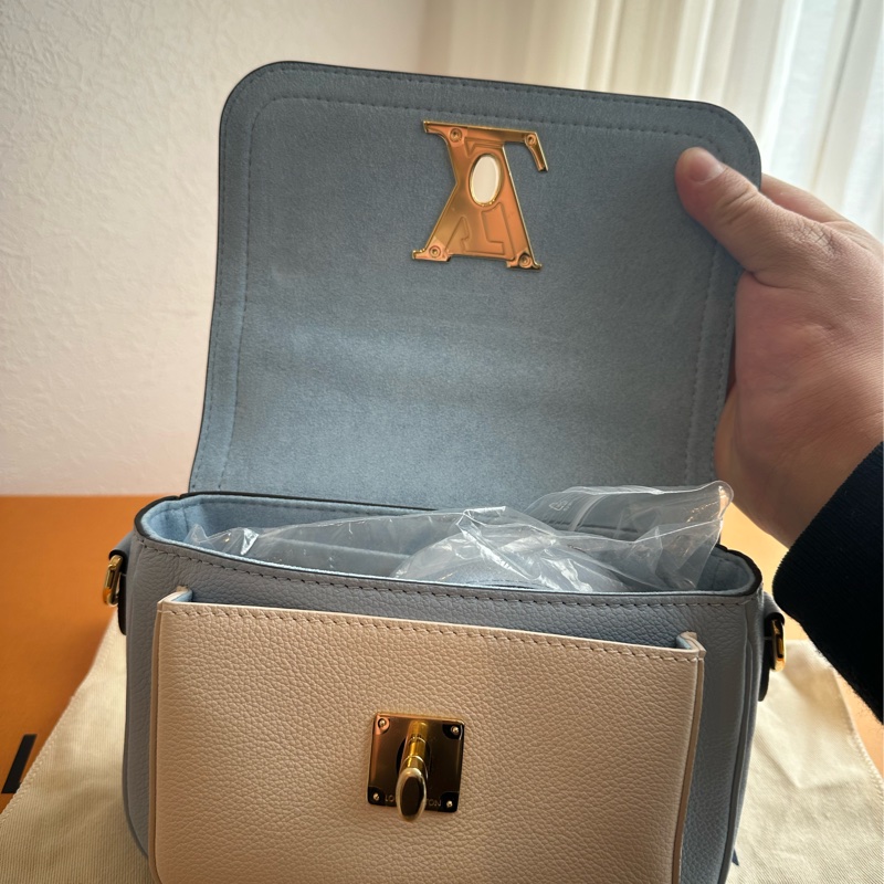 LV淺藍/白皮革雙層斜背包 超級好看的💕-18