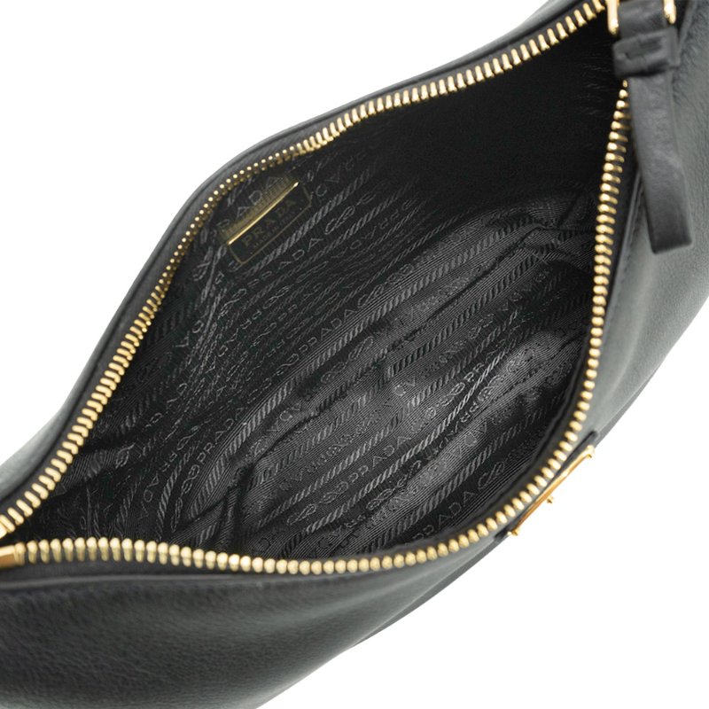 Prada Saffiano 金三角logo小牛皮彎月手提兩用包(1BC272-黑)-4