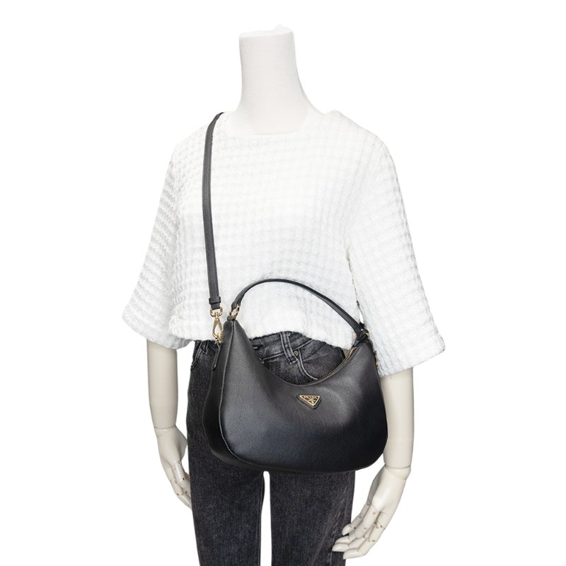 Prada Saffiano 金三角logo小牛皮彎月手提兩用包(1BC272-黑)-5
