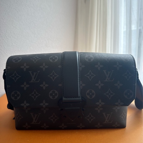 黑花紋吸釦斜背包 超級帥