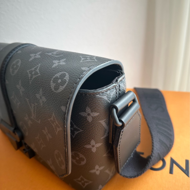 黑花紋吸釦斜背包 超級帥-1