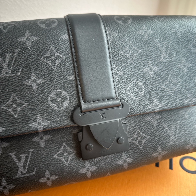 黑花紋吸釦斜背包 超級帥-3