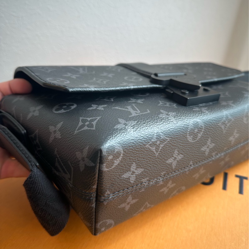 黑花紋吸釦斜背包 超級帥-4