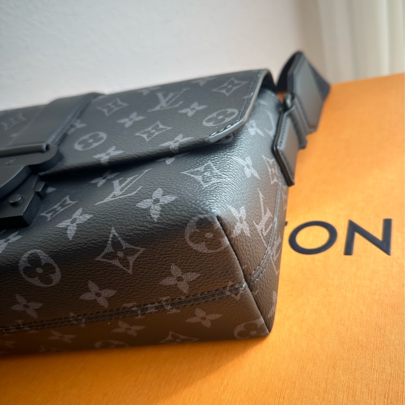 黑花紋吸釦斜背包 超級帥-5