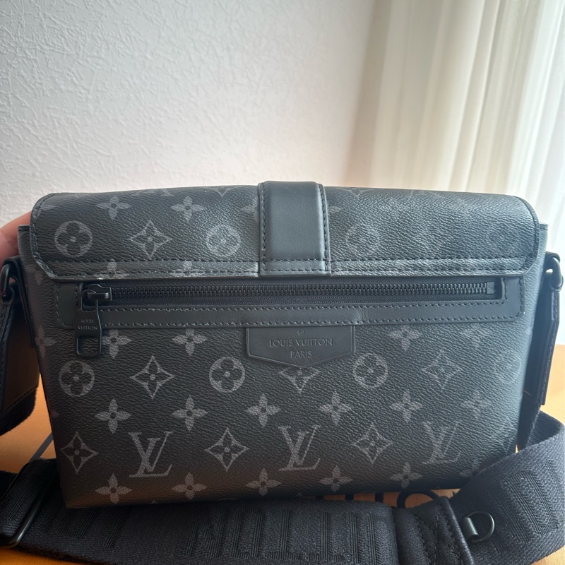 黑花紋吸釦斜背包 超級帥-6